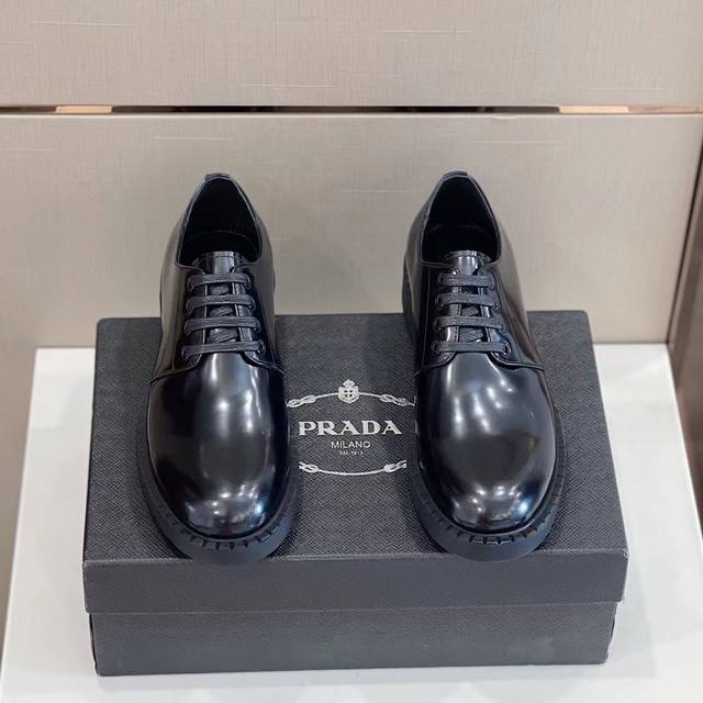 Prada 普拉达 P: Size：38-44 经典的男士乐福鞋－顶级品质 呈现出新颖廓形与精致细节，设计风格涣散一新。这款鞋履甑选亮面皮革打造，三角形徽标装饰